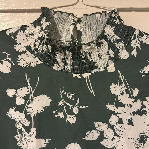 Green floral blouse - Picture 3 of 5